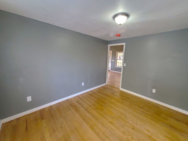 Building Photo - For Rent- Beautiful home in Evansdale! Pet...