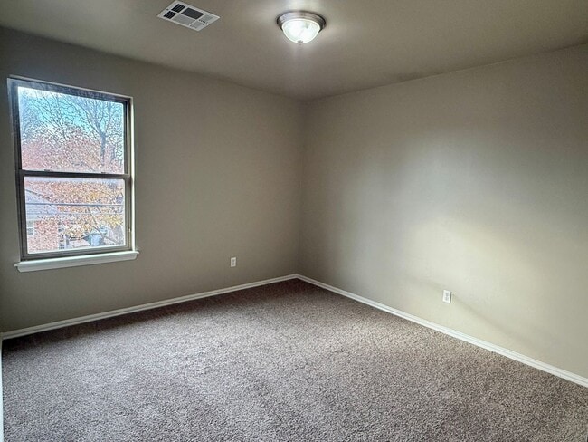 Building Photo - Spacious 4 Bed 2.5 Bath Home! New Flooring and Paint!