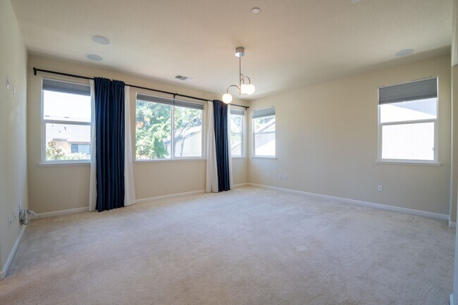 Building Photo - 3625 Blue Bird Dr