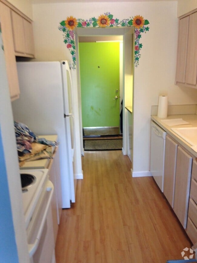 Building Photo - 2 bedroom