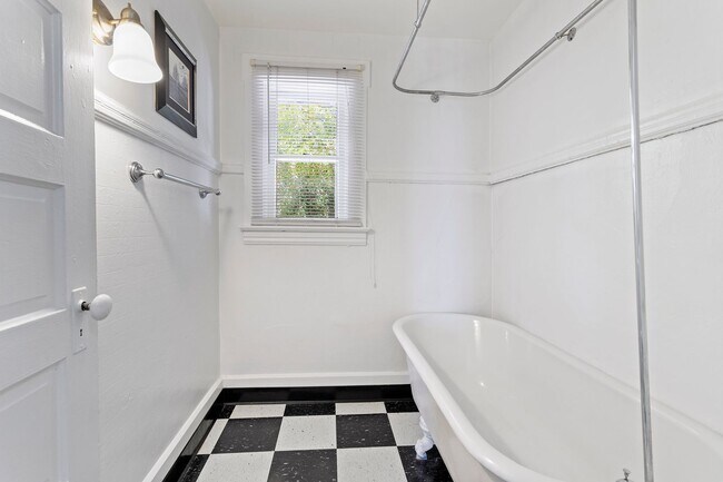 Building Photo - 1 Bedroom with den close to SW! Walking distance to Providence Park!