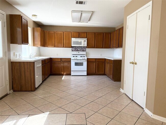 Building Photo - 2011 Lantana Dr