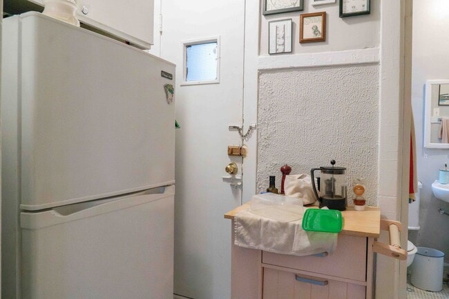 Building Photo - Uptown / Ravenswood - Studio - w/ Decorative Fireplace