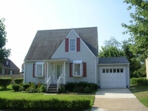 Building Photo - VIDEO WALK THROUGH Two Bedroom Home in an Excellent Neighborhood