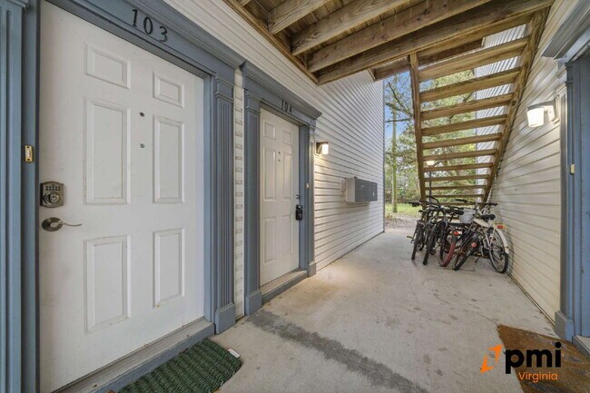 Building Photo - Immaculate 2 Bedroom 2 Bath Condo- Shore Drive