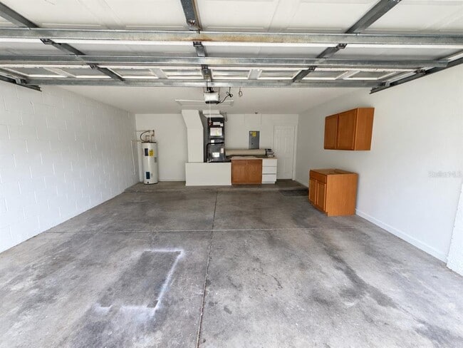 Building Photo - 1325 Oakwood Ct