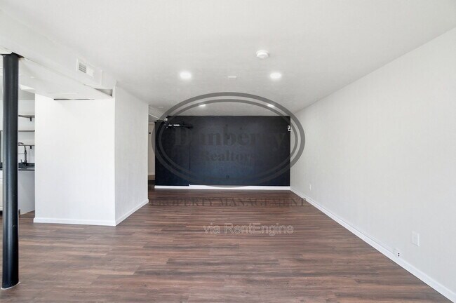 Building Photo - 1133 N Byrne Rd