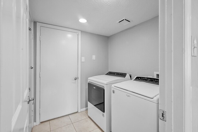 Building Photo - 30 Village Knoll Pl