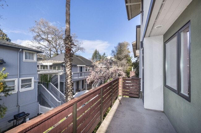 Building Photo - 13 Year "Young" 3 Bed, 3 Bath Contemporary Home- Steps to University Ave!