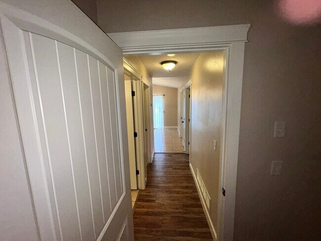 Building Photo - 1432 Falcon Dr