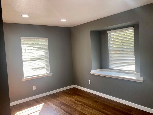 Building Photo - 901 Avenue E