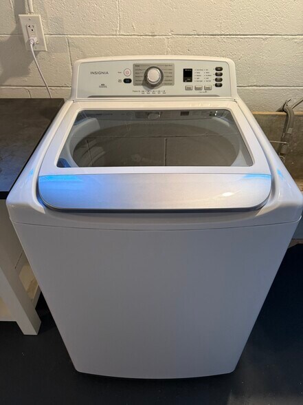 Building Photo - 2416 Medford Rd