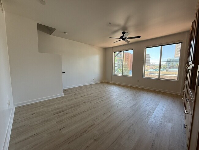 Building Photo - Penthouse Loft in Prime Downtown Location!