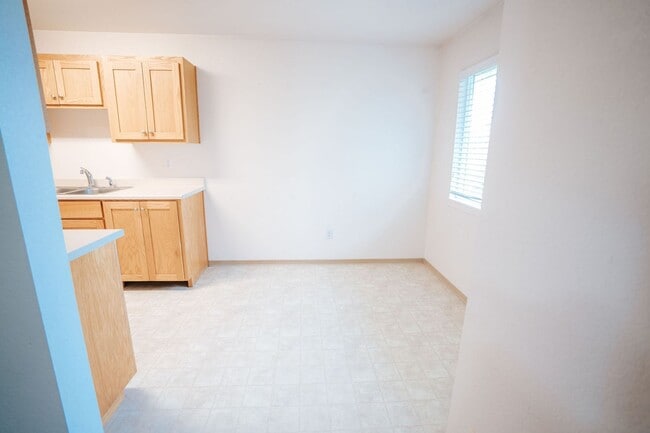 Building Photo - 688 Summer St