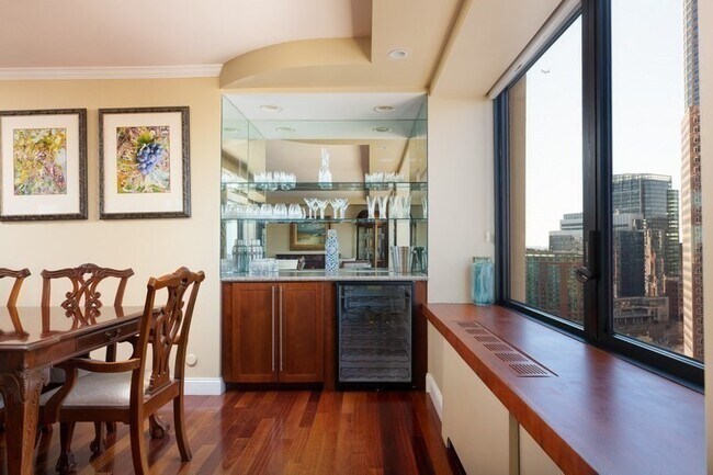 Building Photo - 65 E India Row