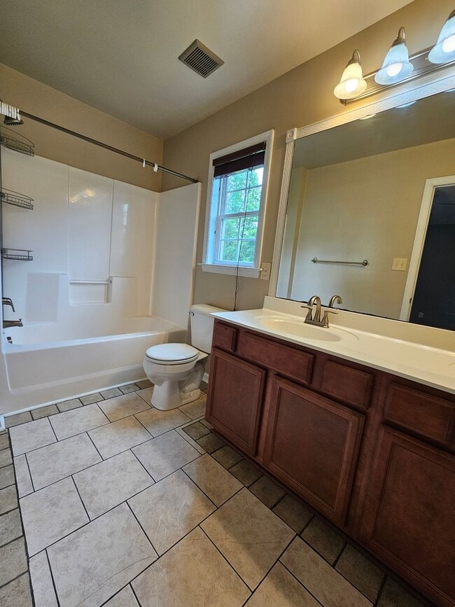 Building Photo - 3 Bed, .6 Acre Home In Chinquapin