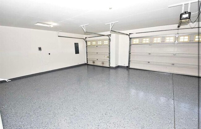 Building Photo - 3341 N Maplestone Ave