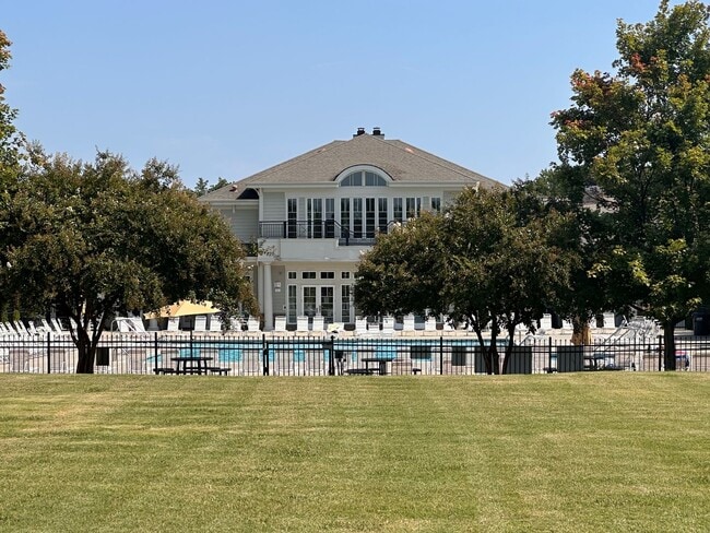 Building Photo - **MOVE IN SPECIAL!**Beautiful 3BR/2.5BA Home in Charlotte!