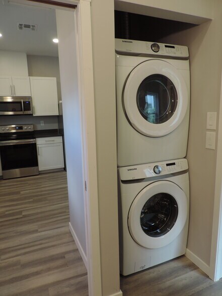 Building Photo - 2704 E Washington St