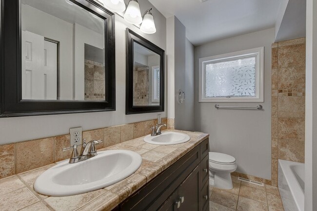 Building Photo - 3bd/2.5ba Bellevue Home