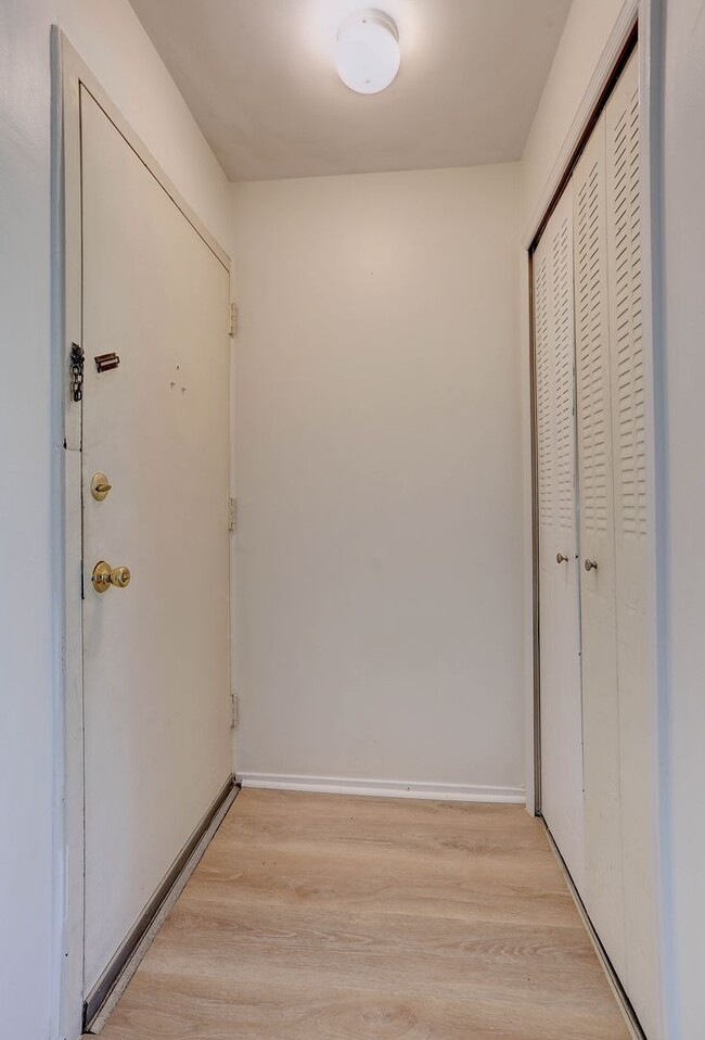Building Photo - 2 BR/2 BA Garden Level Condo