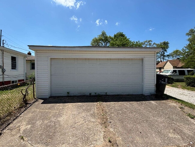 Building Photo - Charming 4-bed House in Gary!