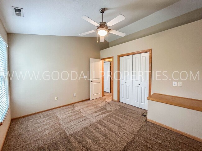 Building Photo - 2 Bedroom, 2.5 Bath Townhome in Urbandale