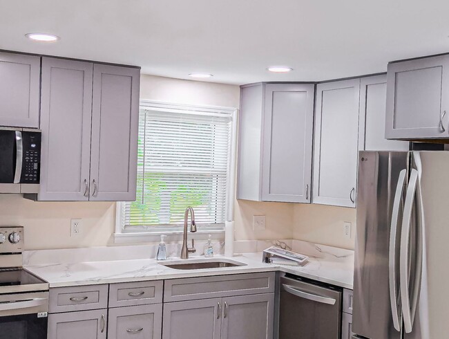 Building Photo - Charming and 3 Bed 2.5 Bath Home In Serene...