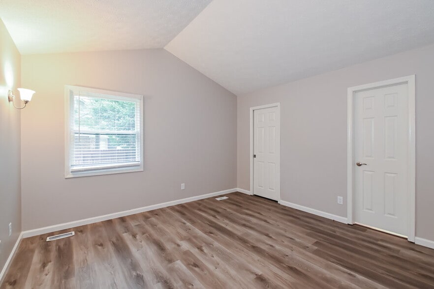 Building Photo - 1068 W Southport Rd