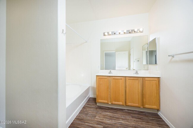 Building Photo - 8403 N Coyote View Ct