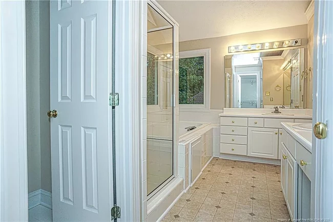 Master bath - 1977 Culpepper Ln