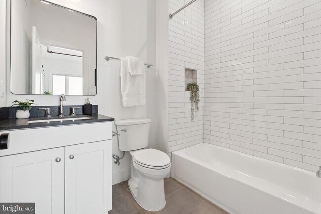 Building Photo - 901 King St