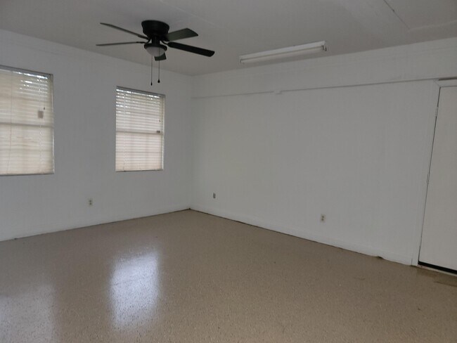 Building Photo - 10556 Rolling Pines Dr