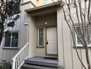 Building Photo - Charming 2 Bedroom 1.5 Bathroom Townhome w...