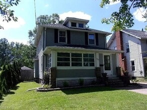 Building Photo - 353 N Chestnut St