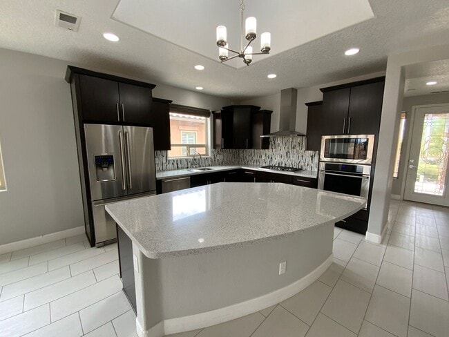 Building Photo - 3 Bedroom & An Office Luxury Home Availabl...