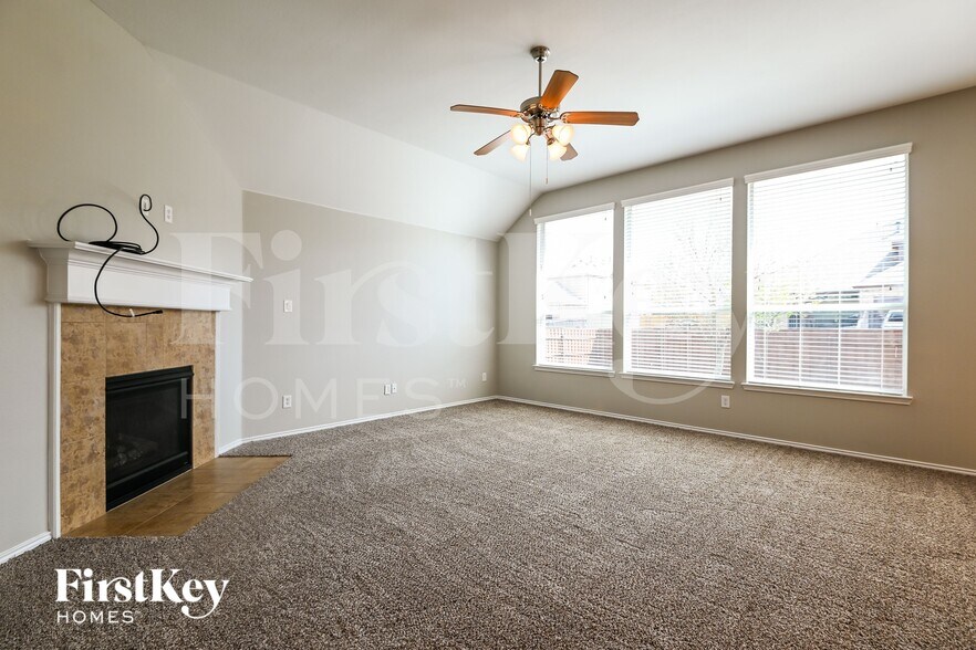 Building Photo - 824 Trailwood Dr