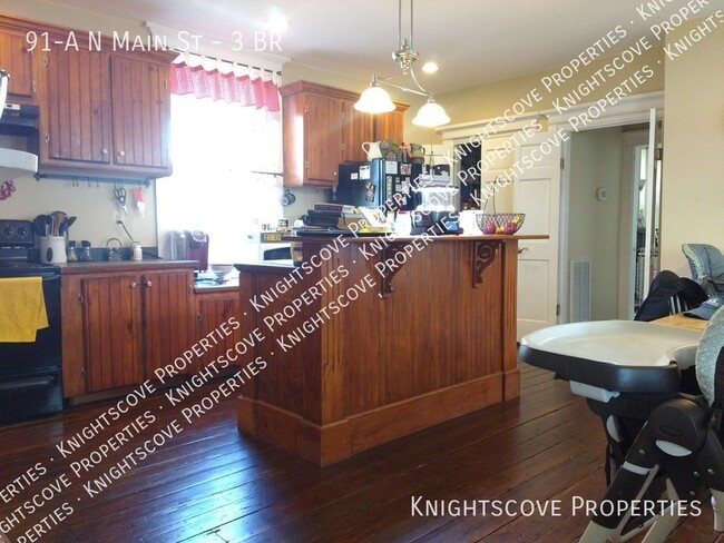Building Photo - Beautiful, large historic home with origin...