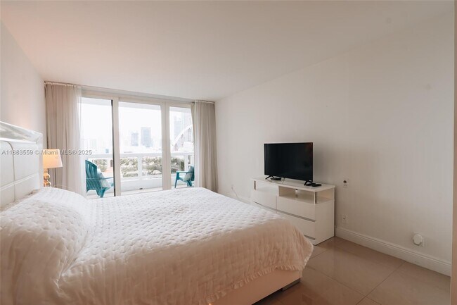 Building Photo - 1717 N Bayshore Dr