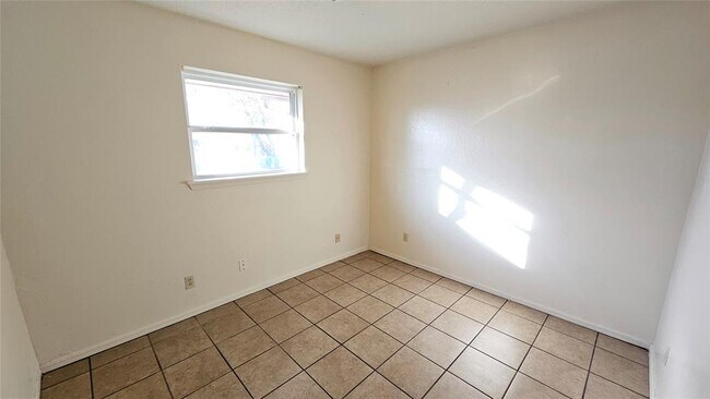 Building Photo - 132 SW 11th St