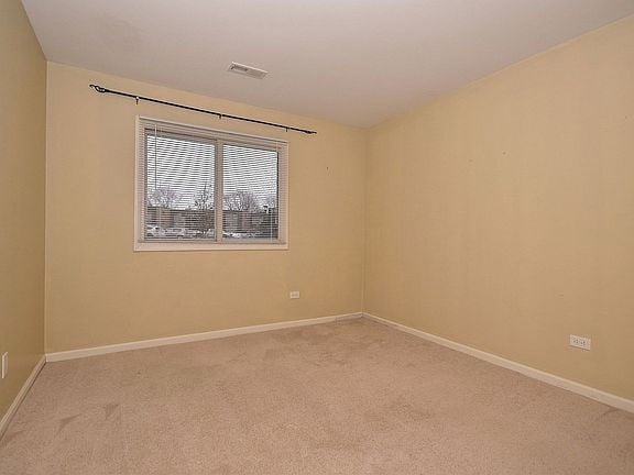 Building Photo - "Charming 2-Bedroom Oasis with 2 Full Bath...