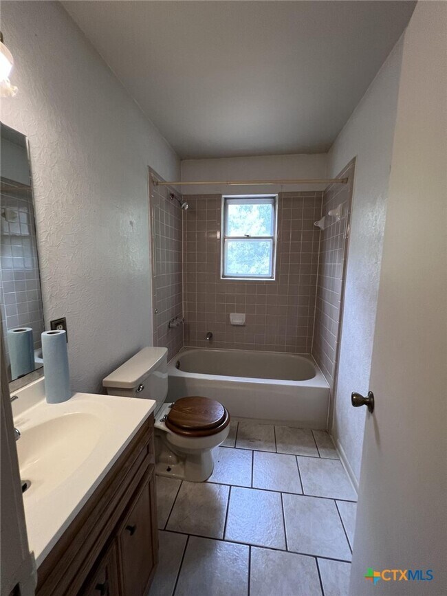 Building Photo - 2104 Terrace Dr