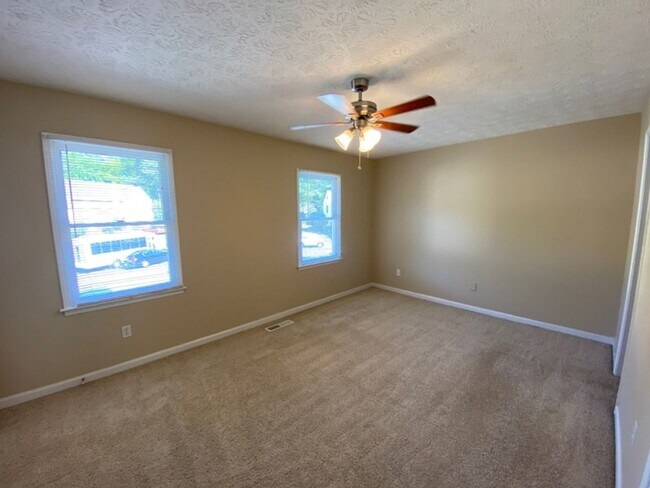 Building Photo - Charming Townhouse in East Cobb!
