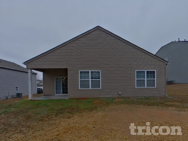 Building Photo - 453 All Seasons Dr