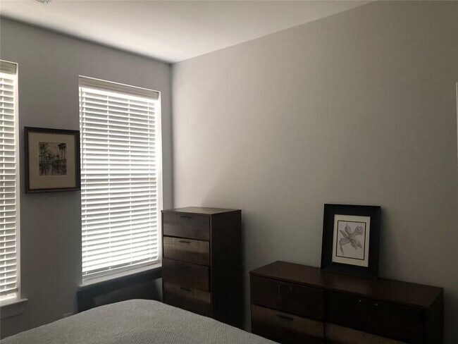 Building Photo - 670 Hudson Wy