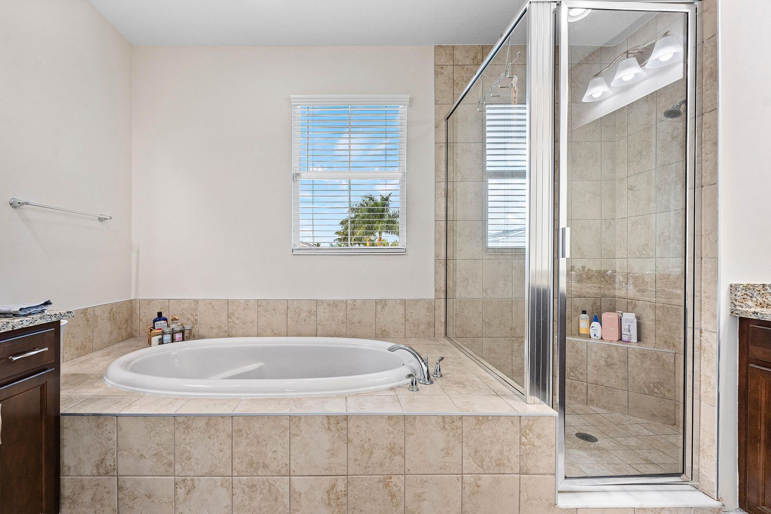 Building Photo - 16280 Oakview Dr