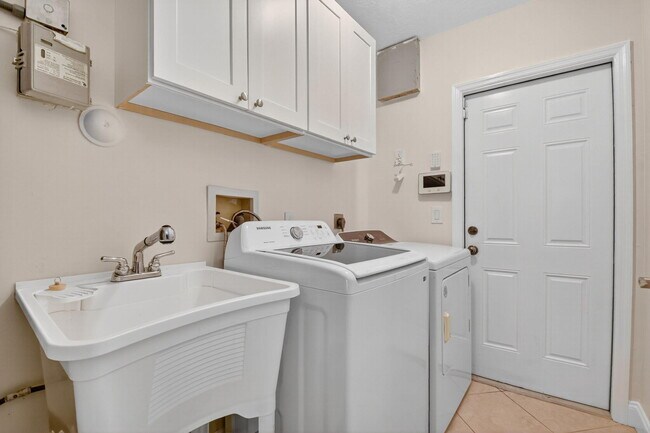 Building Photo - 1002 Julia Heights Dr