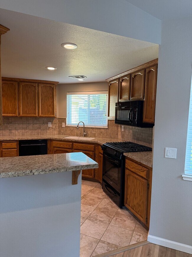 Building Photo - Charming 2-bedroom, 2-bathroom home locate...