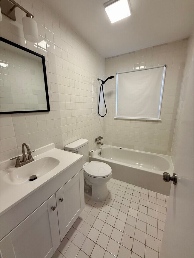 Building Photo - Three bedroom, 1.5 bath house in Burlington