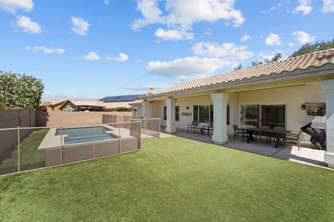 Building Photo - 4423 E Vista Val Verde Dr